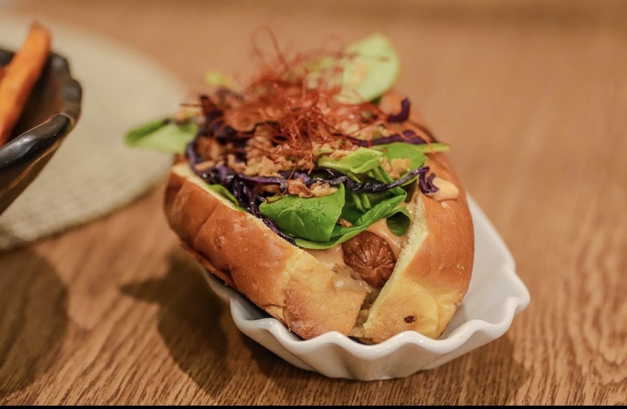 Frisch angerichtete Speise mit Salat bei Favora
